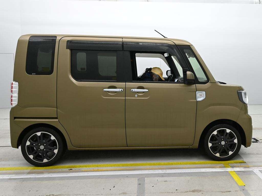 DAIHATSU WAKE