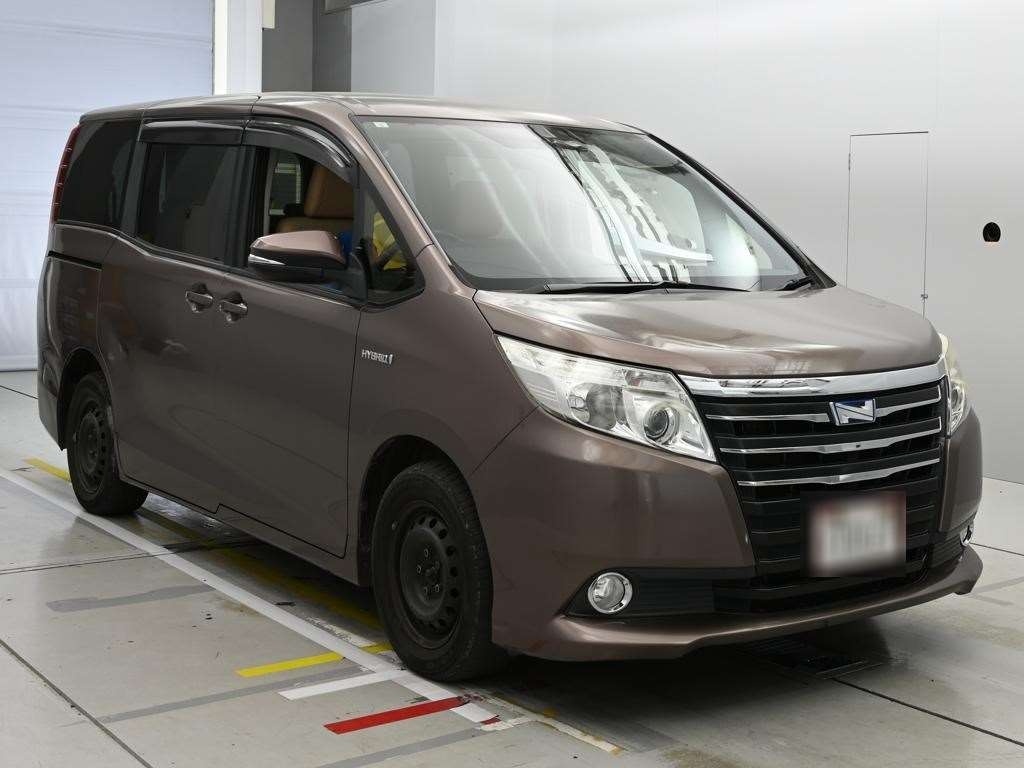 TOYOTA NOAH