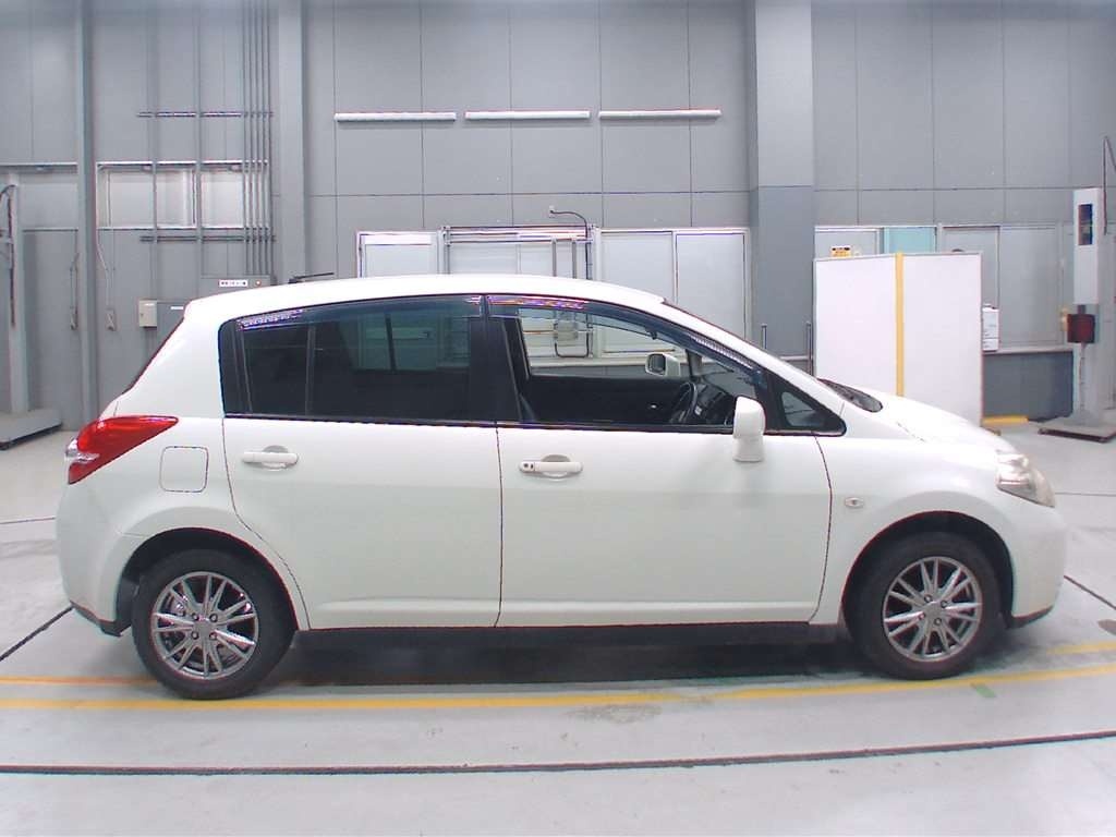 NISSAN TIIDA