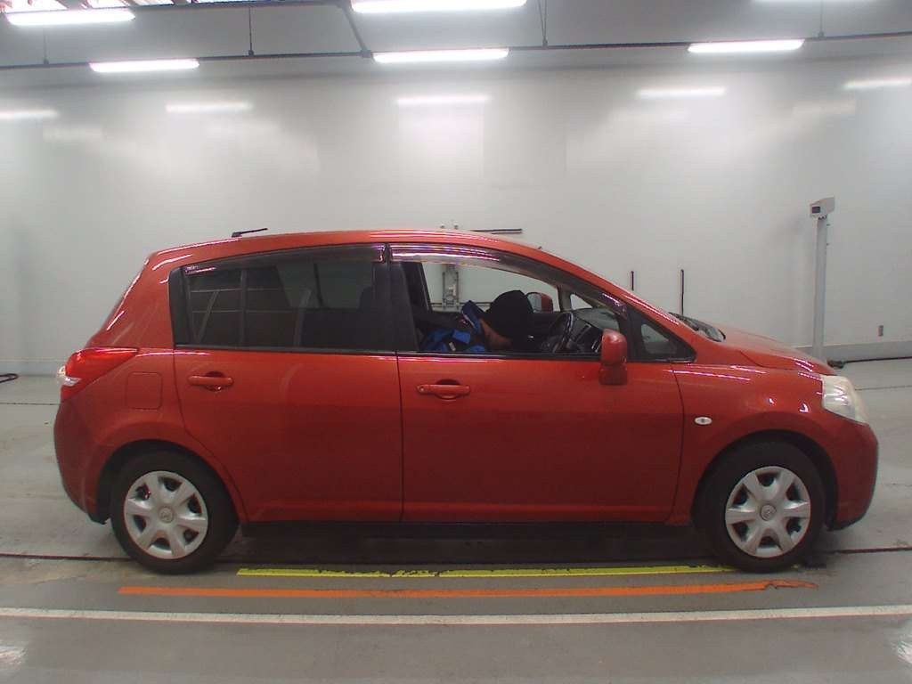 NISSAN TIIDA
