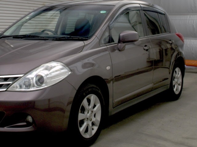 NISSAN TIIDA