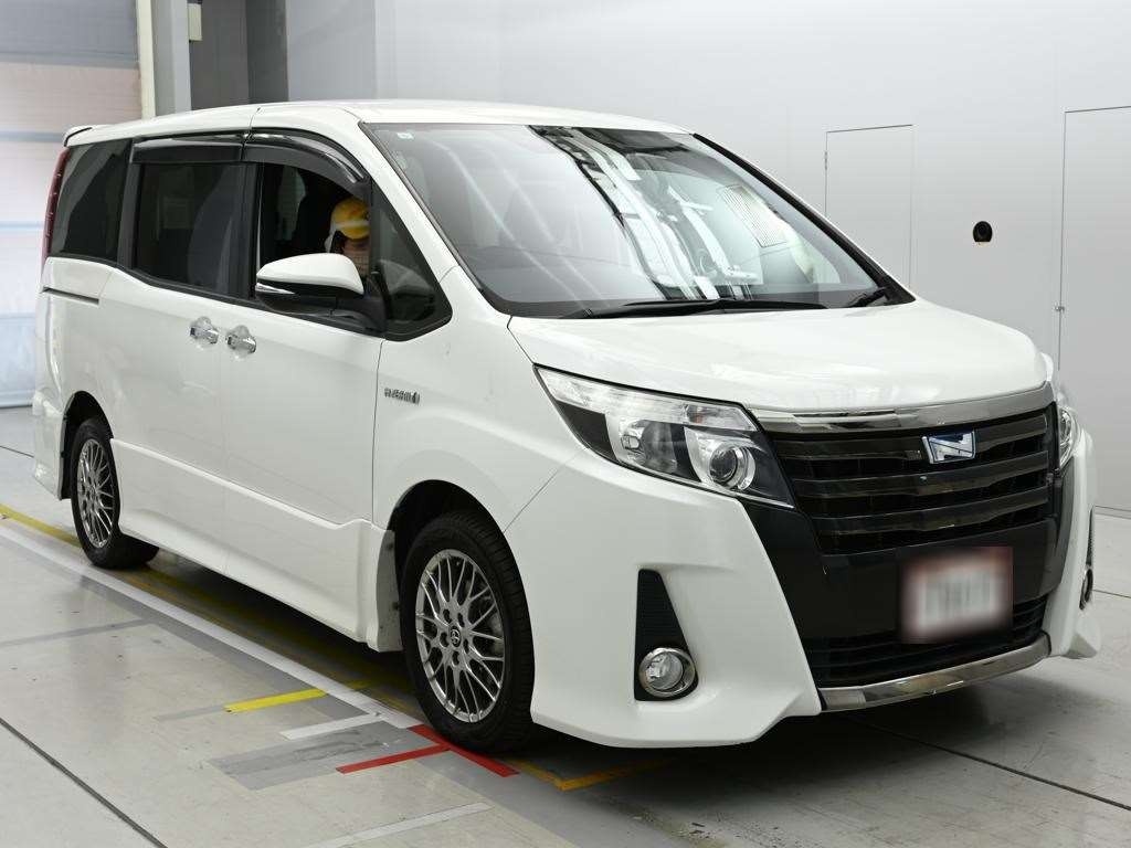 TOYOTA NOAH