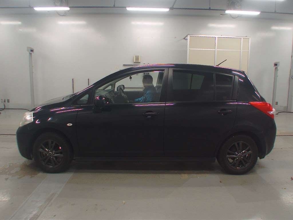 NISSAN TIIDA