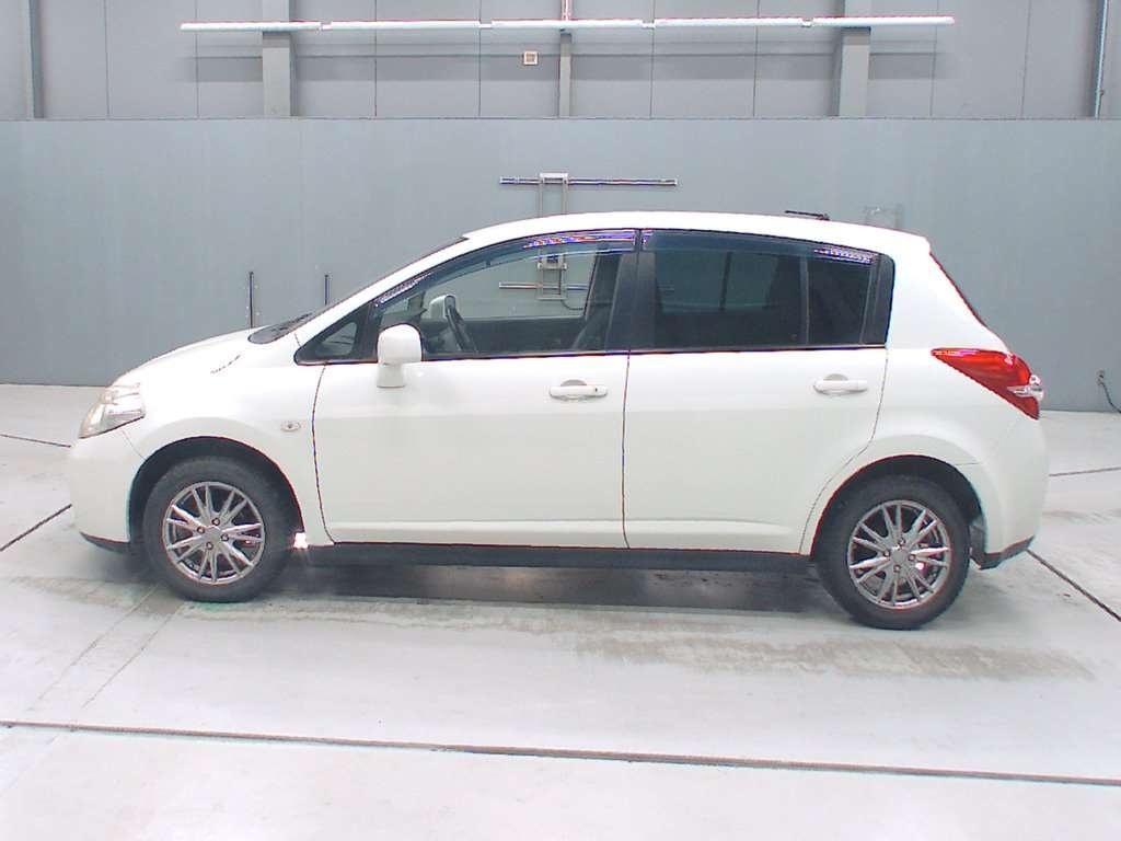 NISSAN TIIDA