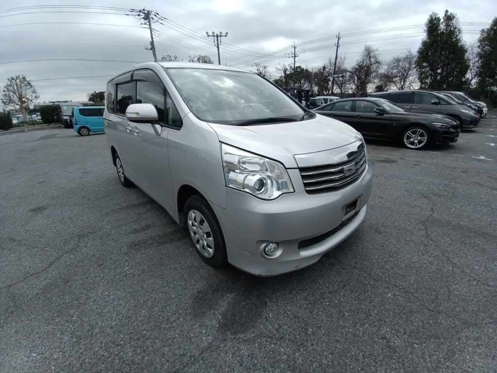 TOYOTA NOAH