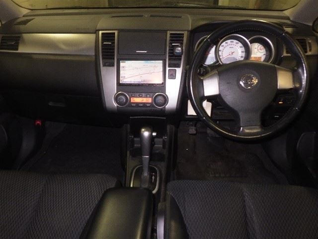 NISSAN TIIDA