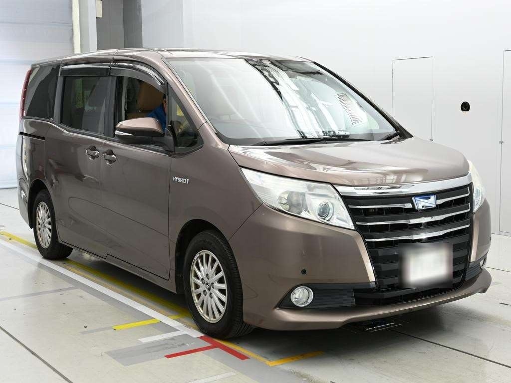 TOYOTA NOAH
