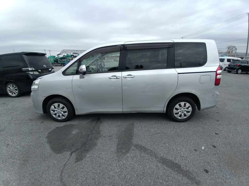 TOYOTA NOAH