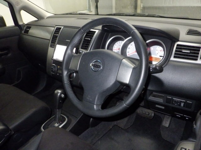 NISSAN TIIDA
