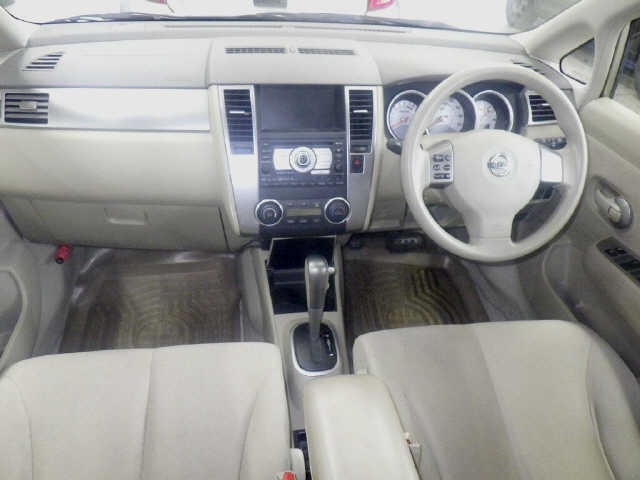 NISSAN TIIDA