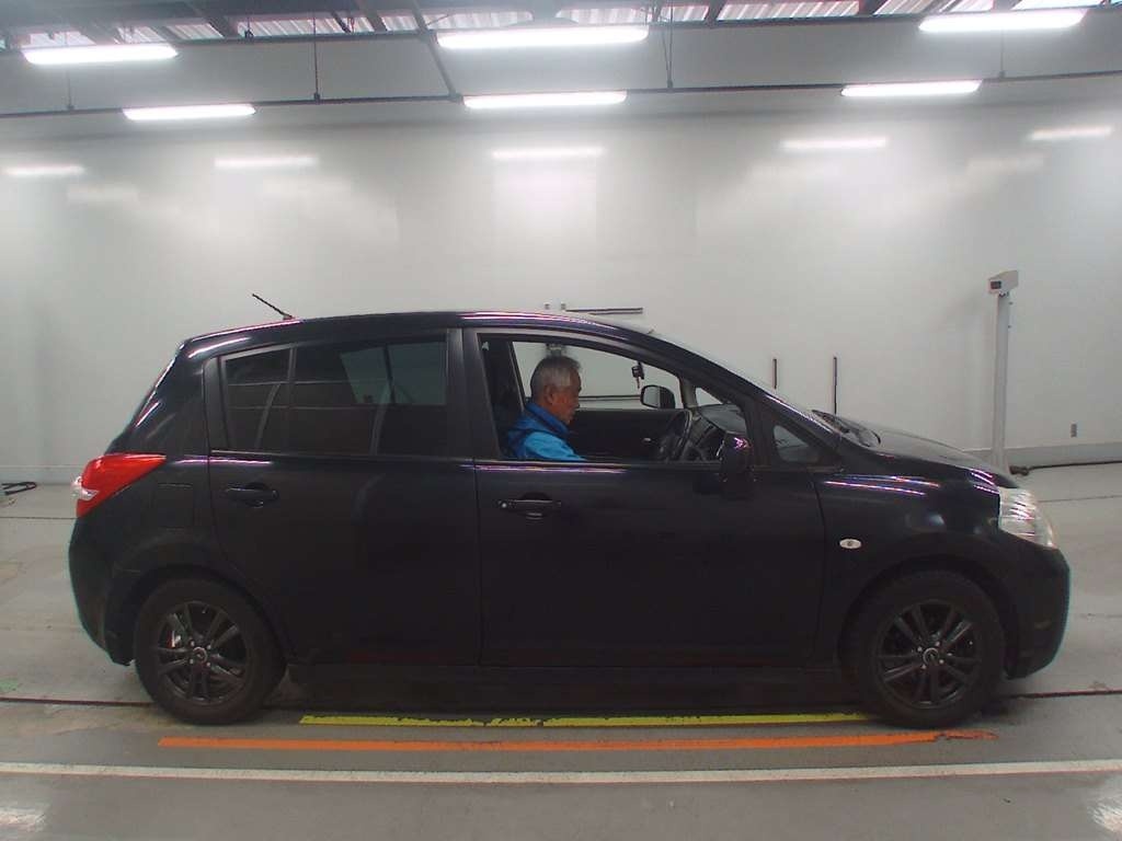 NISSAN TIIDA