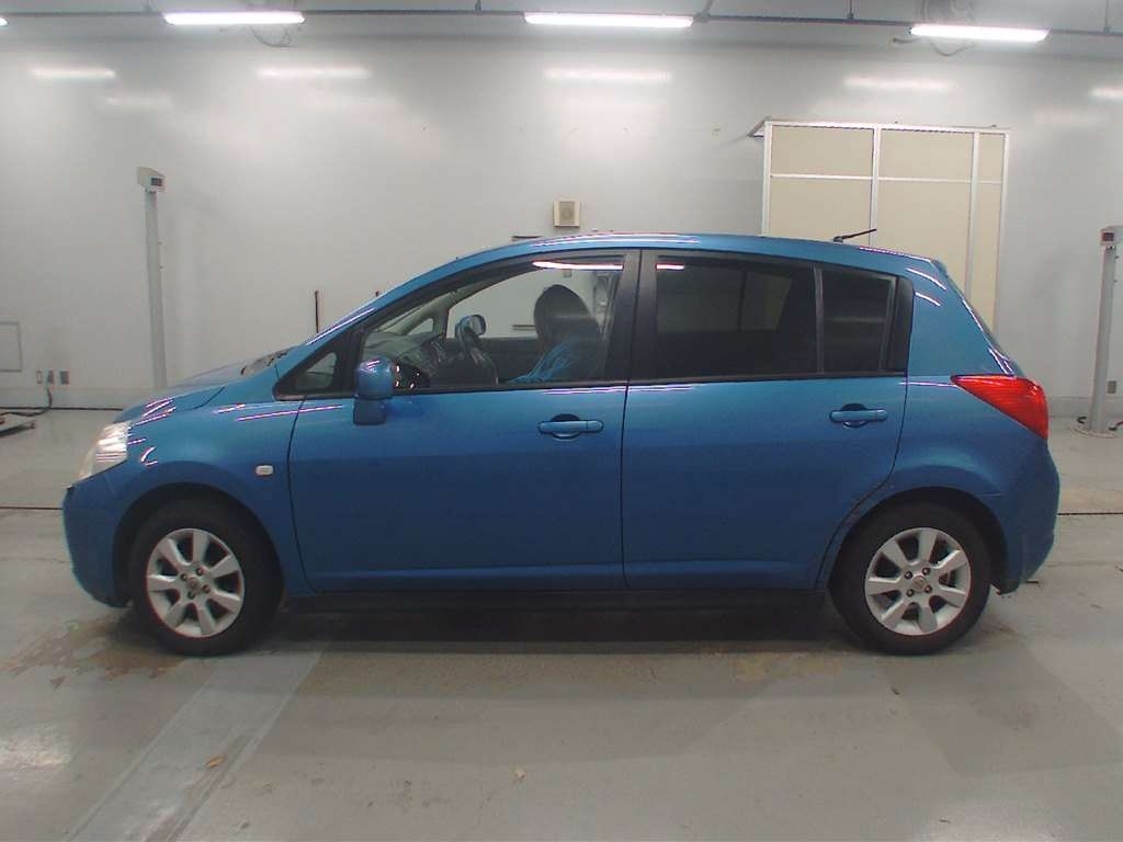 NISSAN TIIDA