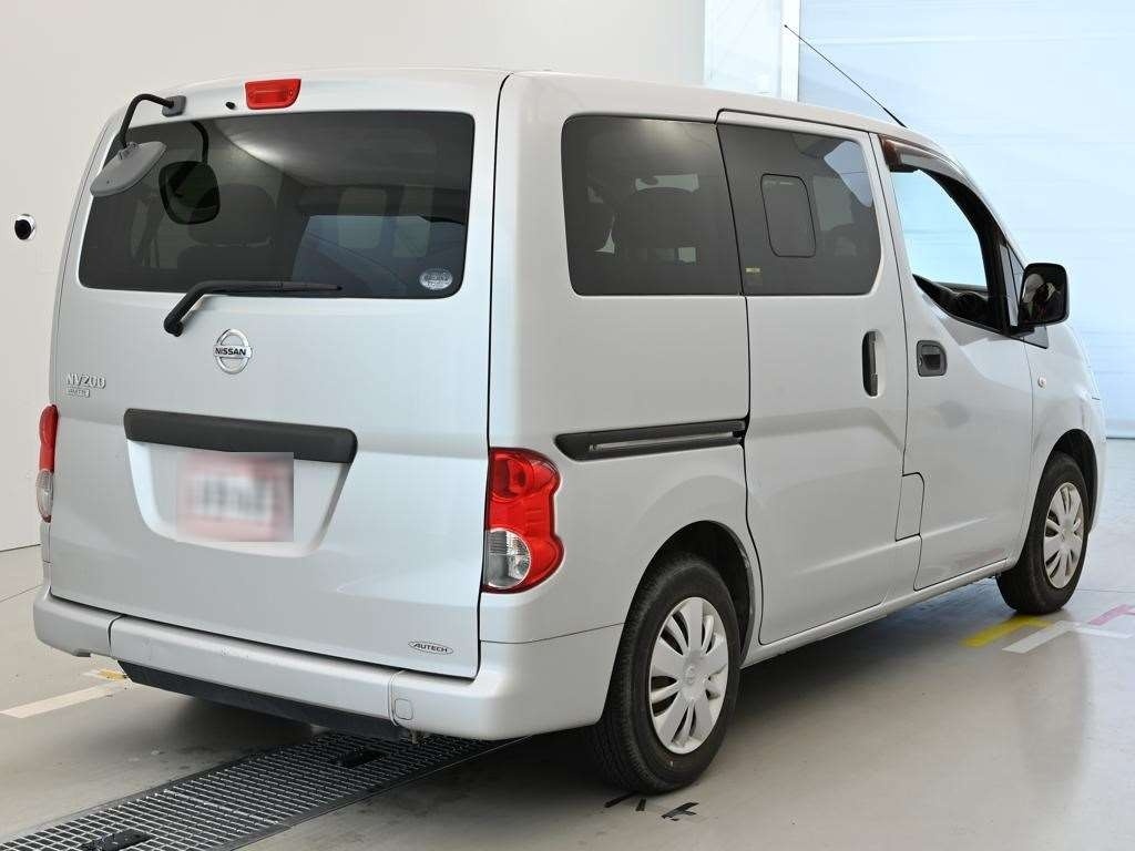 NISSAN NV200