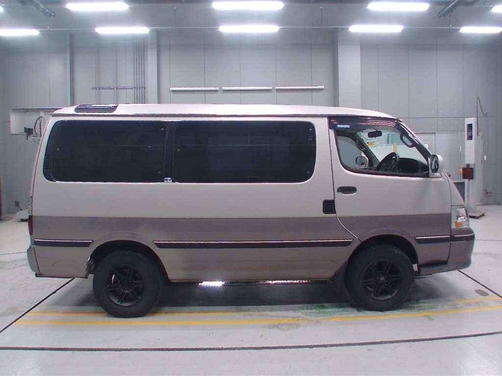 TOYOTA HIACE