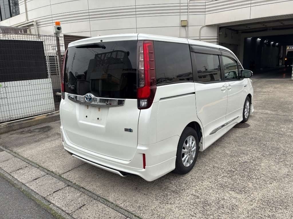 TOYOTA NOAH