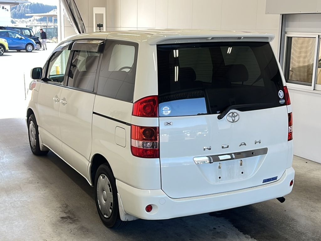 TOYOTA NOAH