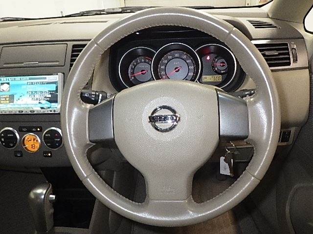 NISSAN TIIDA