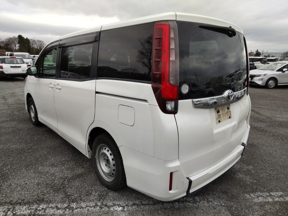 TOYOTA NOAH