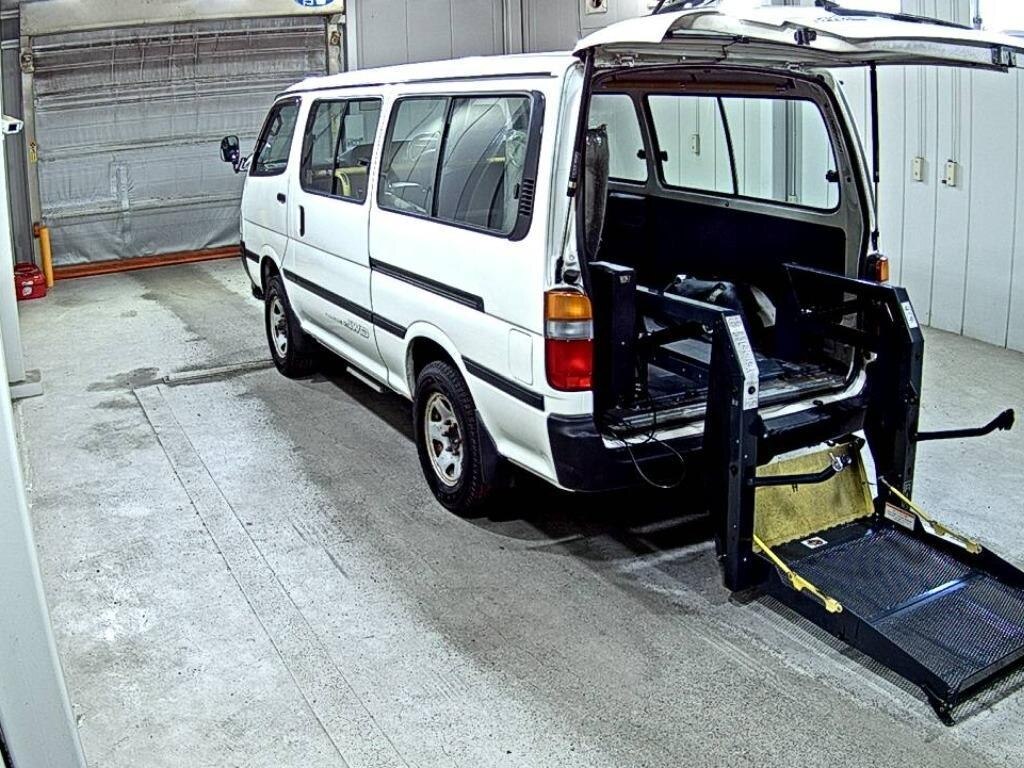 TOYOTA HIACE