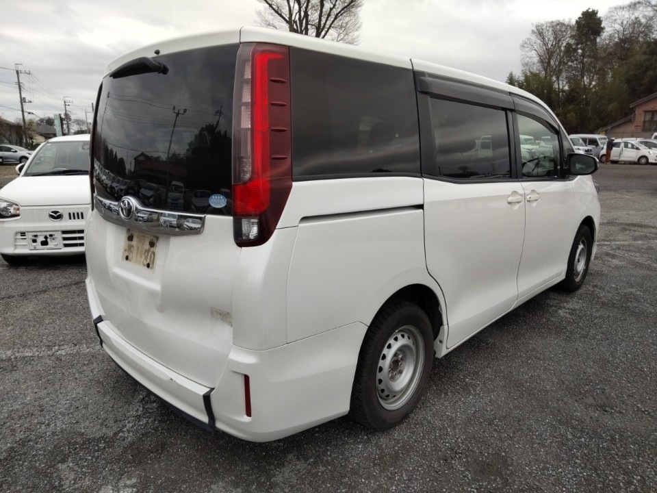 TOYOTA NOAH