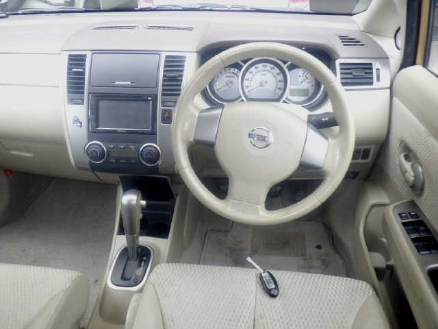 NISSAN TIIDA