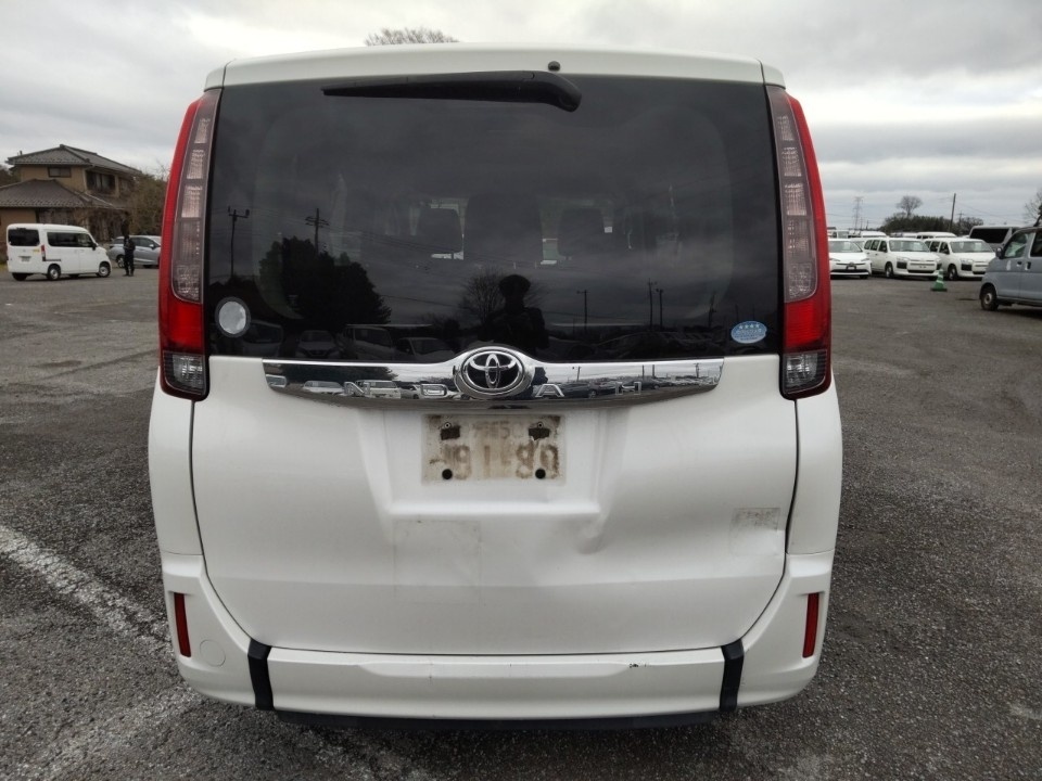 TOYOTA NOAH