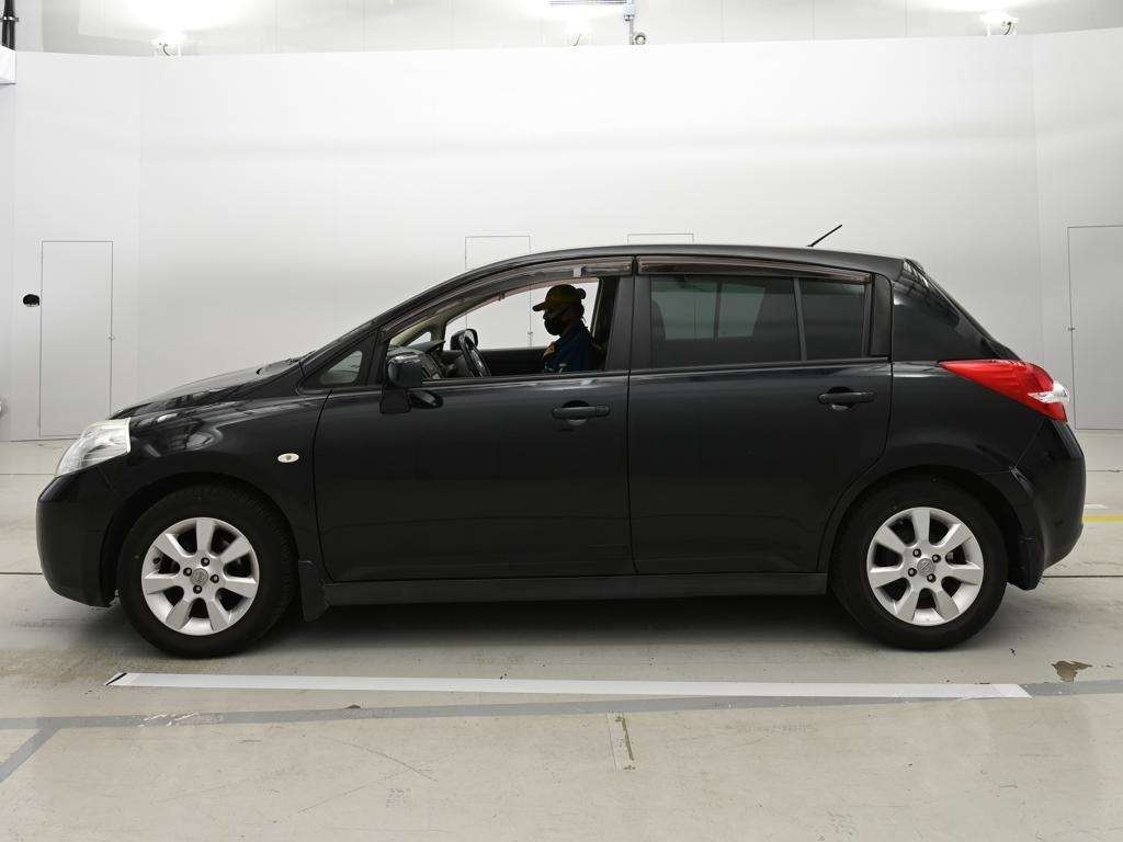 NISSAN TIIDA