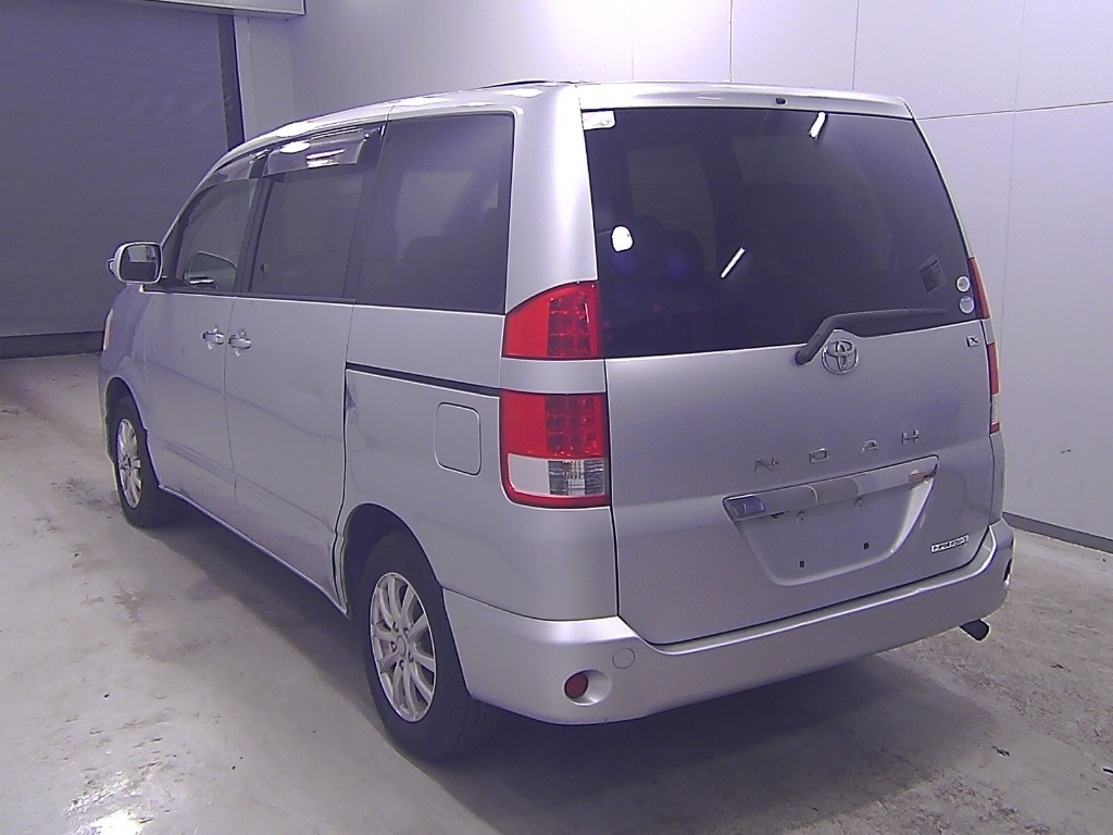TOYOTA NOAH