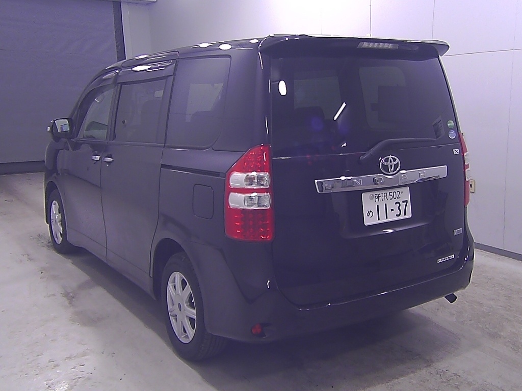TOYOTA NOAH