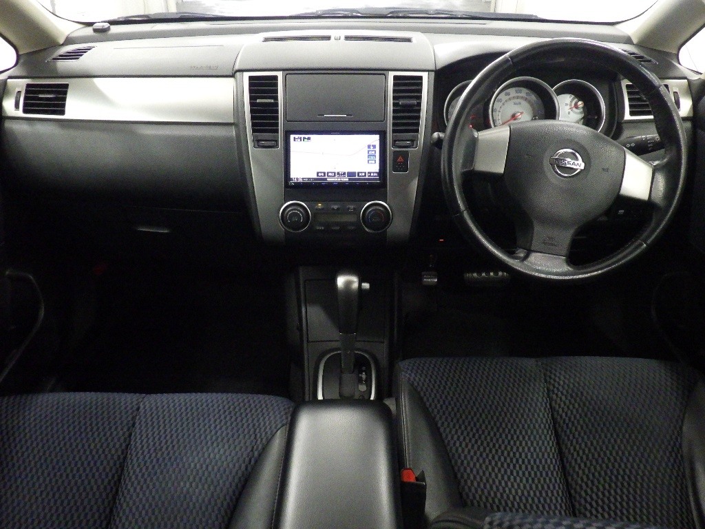 NISSAN TIIDA