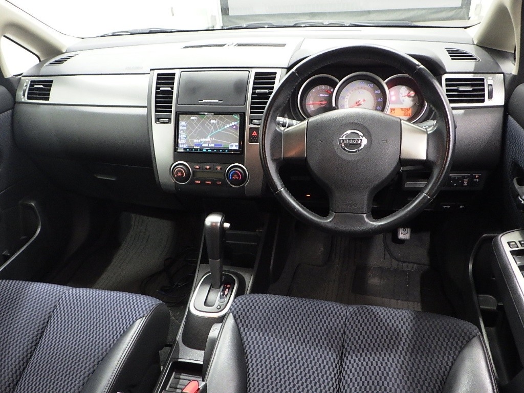 NISSAN TIIDA
