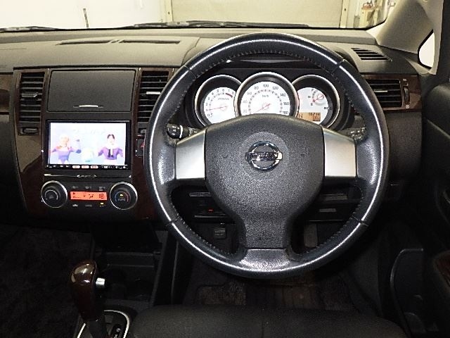 NISSAN TIIDA