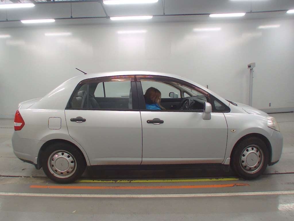 NISSAN TIIDA LATIO