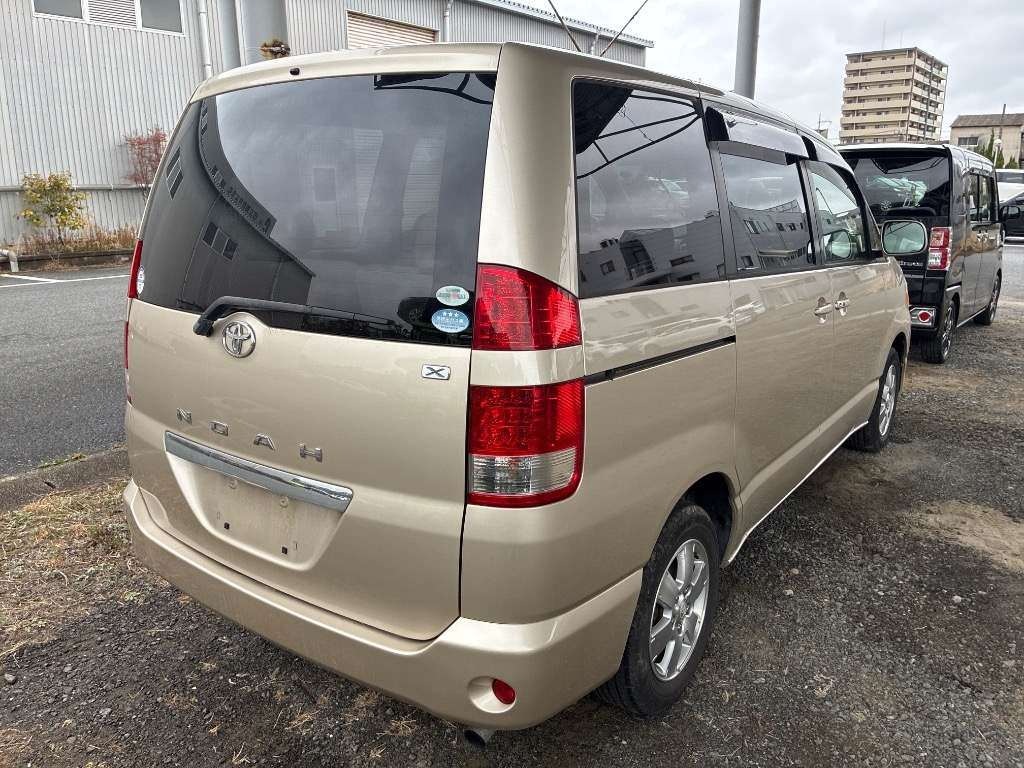 TOYOTA NOAH