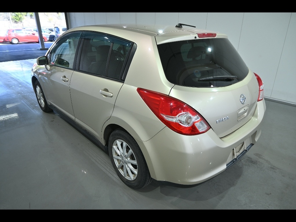 NISSAN TIIDA