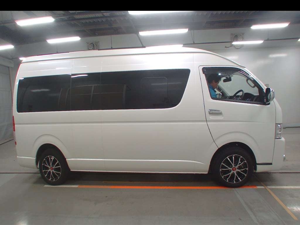 TOYOTA HIACE