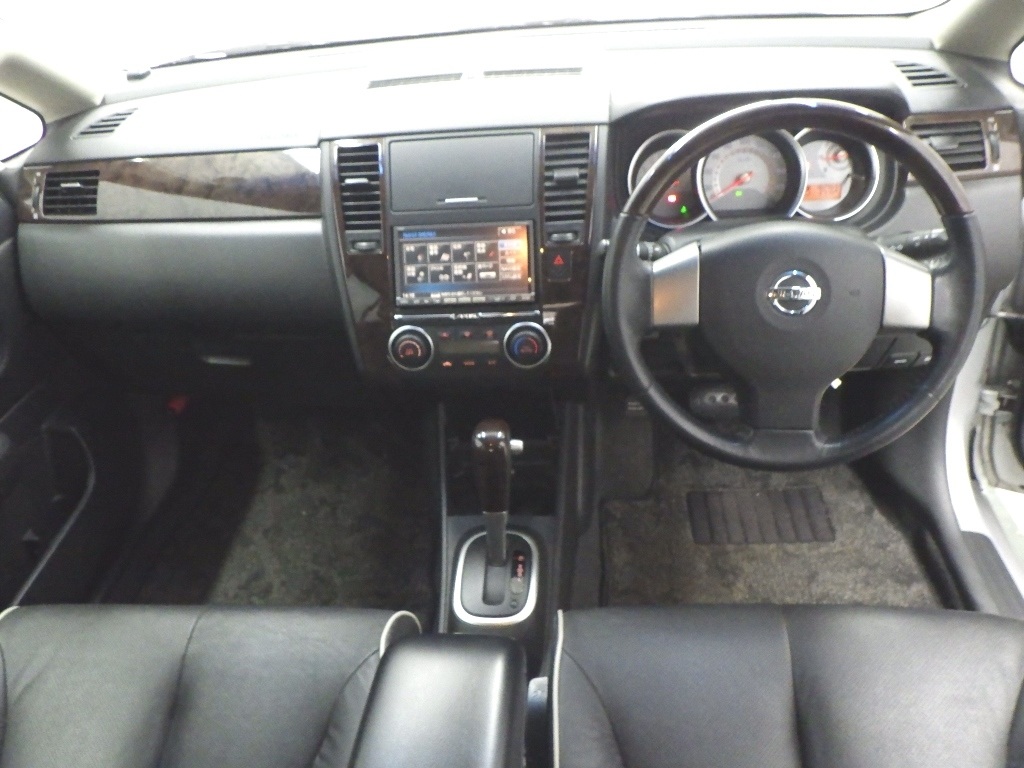 NISSAN TIIDA