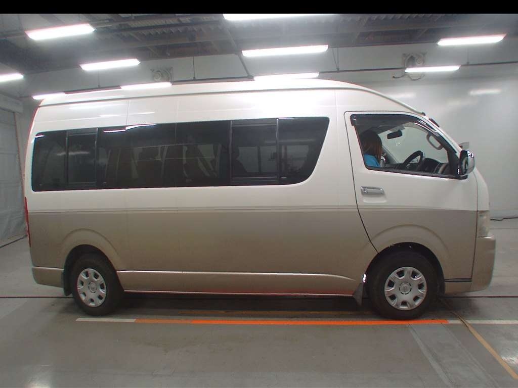 TOYOTA HIACE