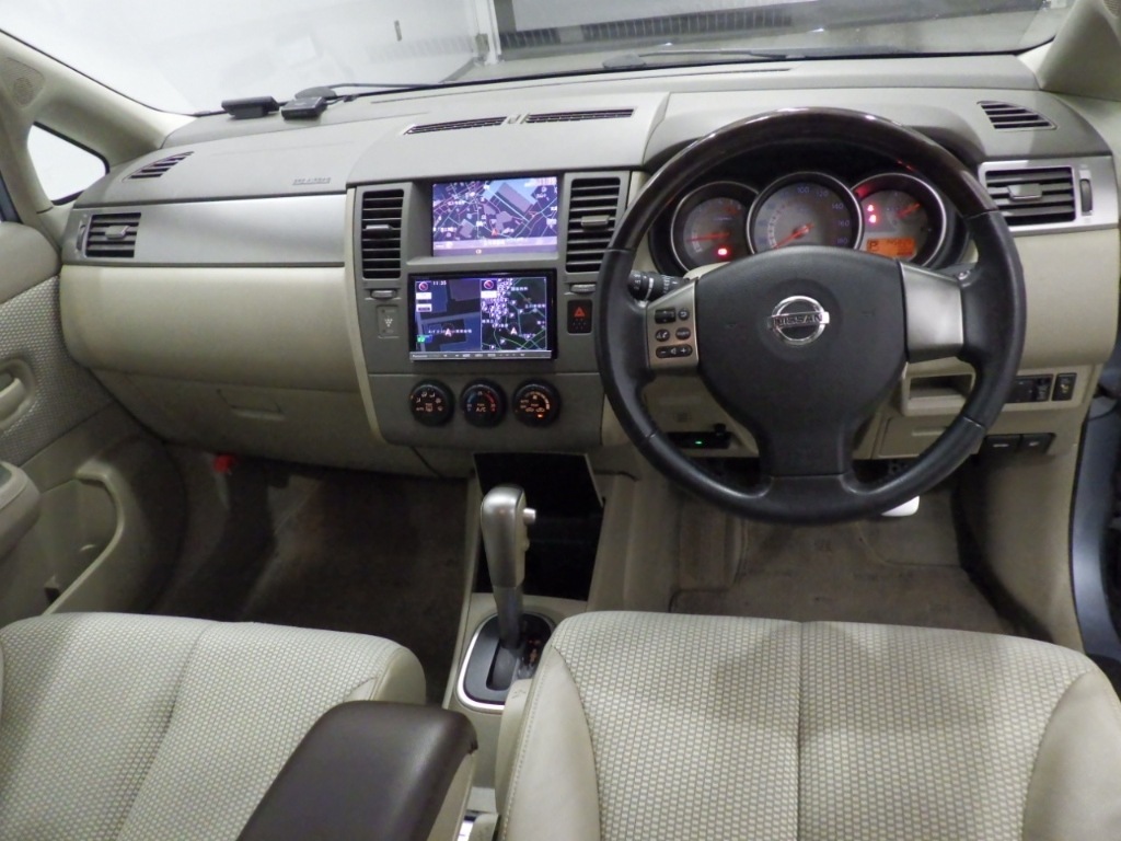 NISSAN TIIDA