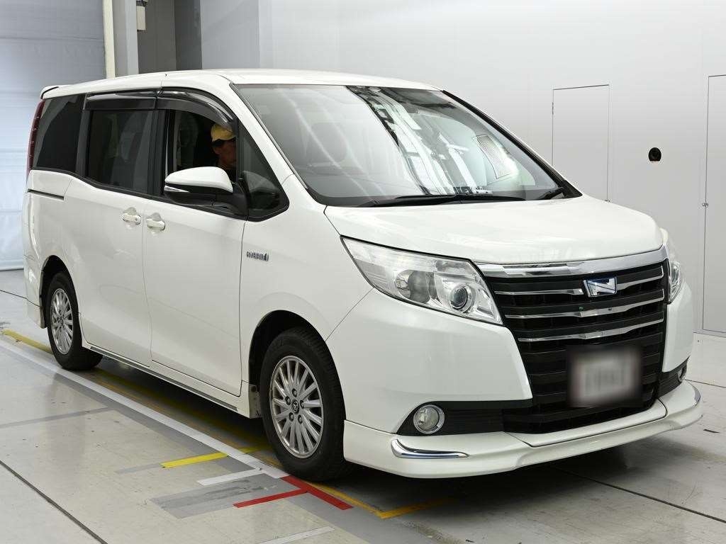 TOYOTA NOAH