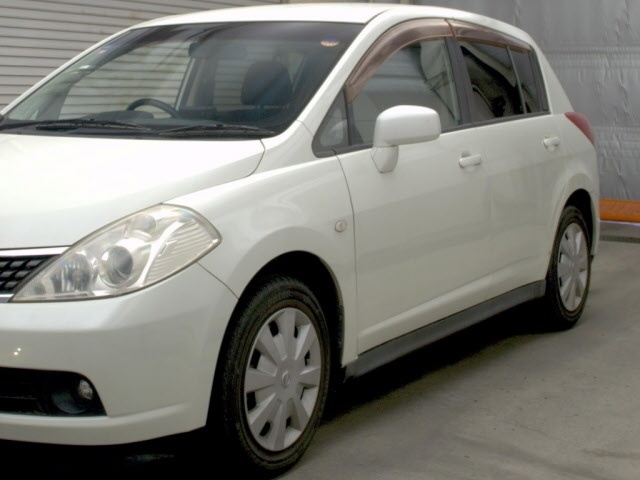 NISSAN TIIDA