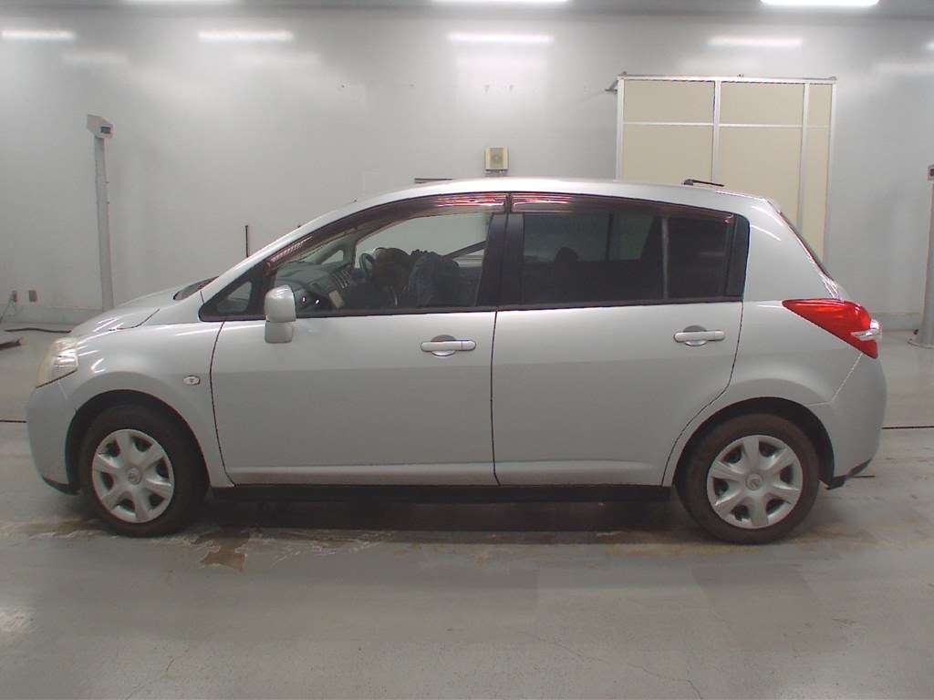 NISSAN TIIDA