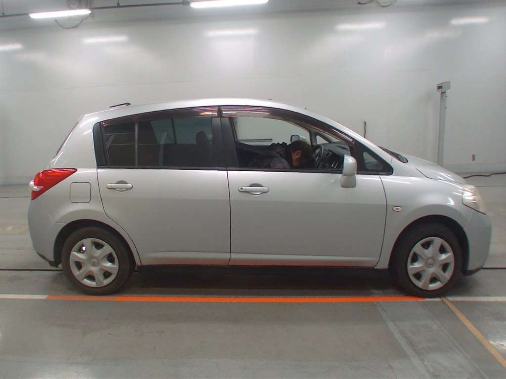 NISSAN TIIDA