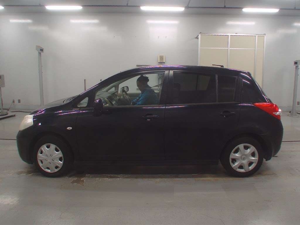 NISSAN TIIDA