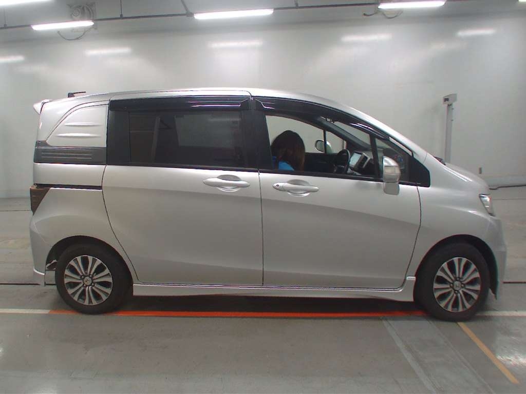 HONDA FREED SPIKE