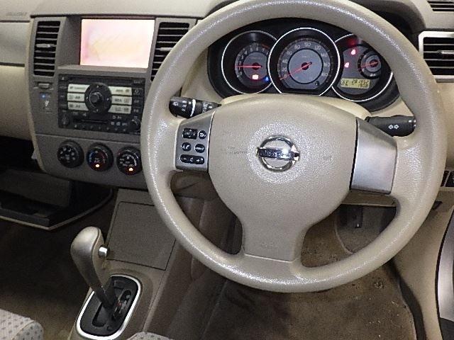 NISSAN TIIDA