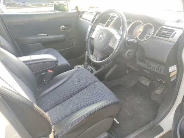 NISSAN TIIDA