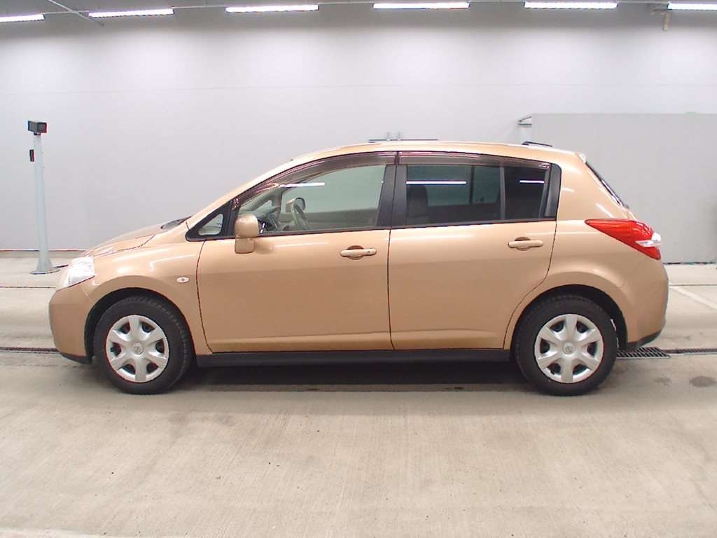 NISSAN TIIDA