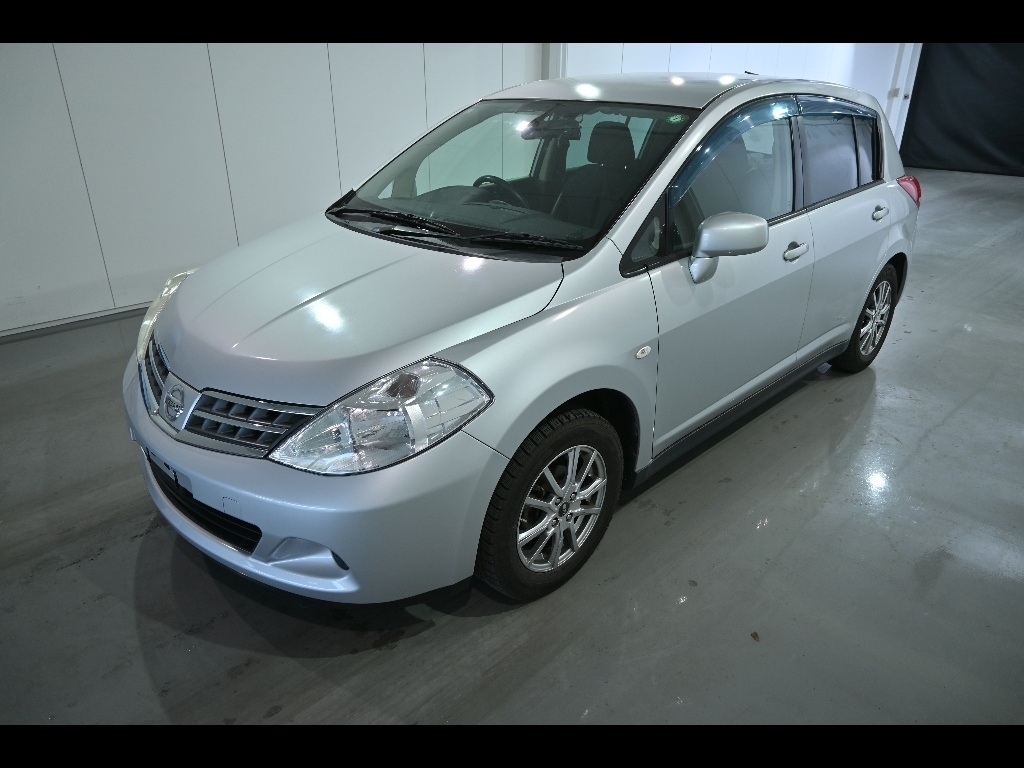 NISSAN TIIDA