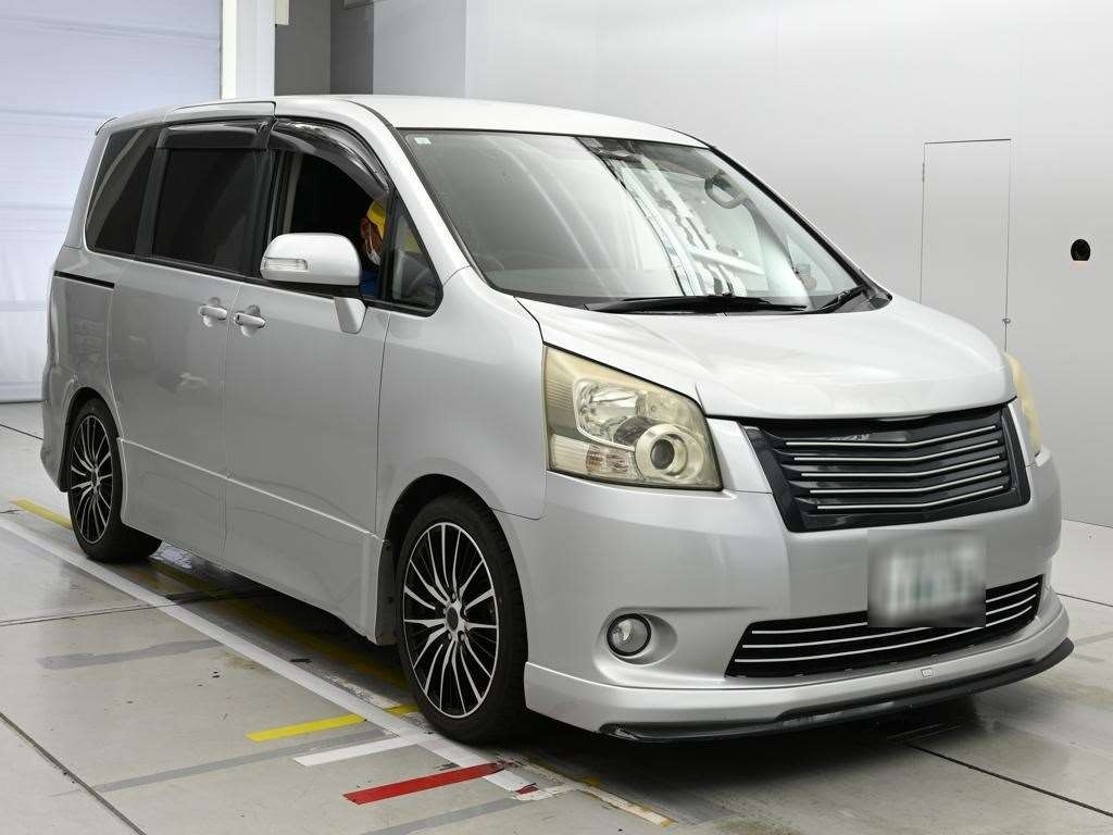 TOYOTA NOAH